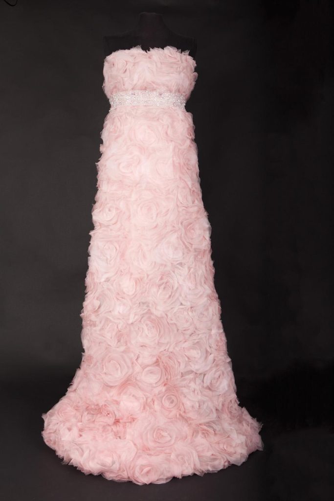 Aufwendiges Hochzeitskleid mit Rosenoptik in rosa